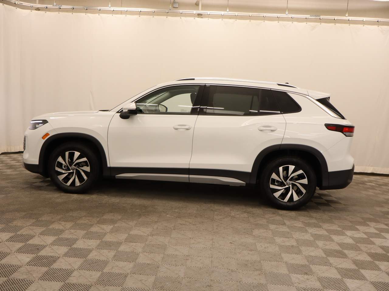 2025 Volkswagen Tiguan S photo 3