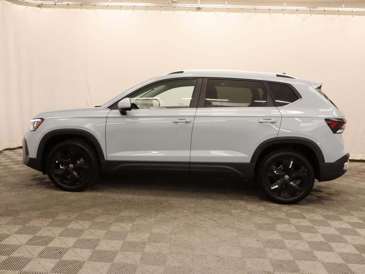 2025 Volkswagen Taos SE photo 3