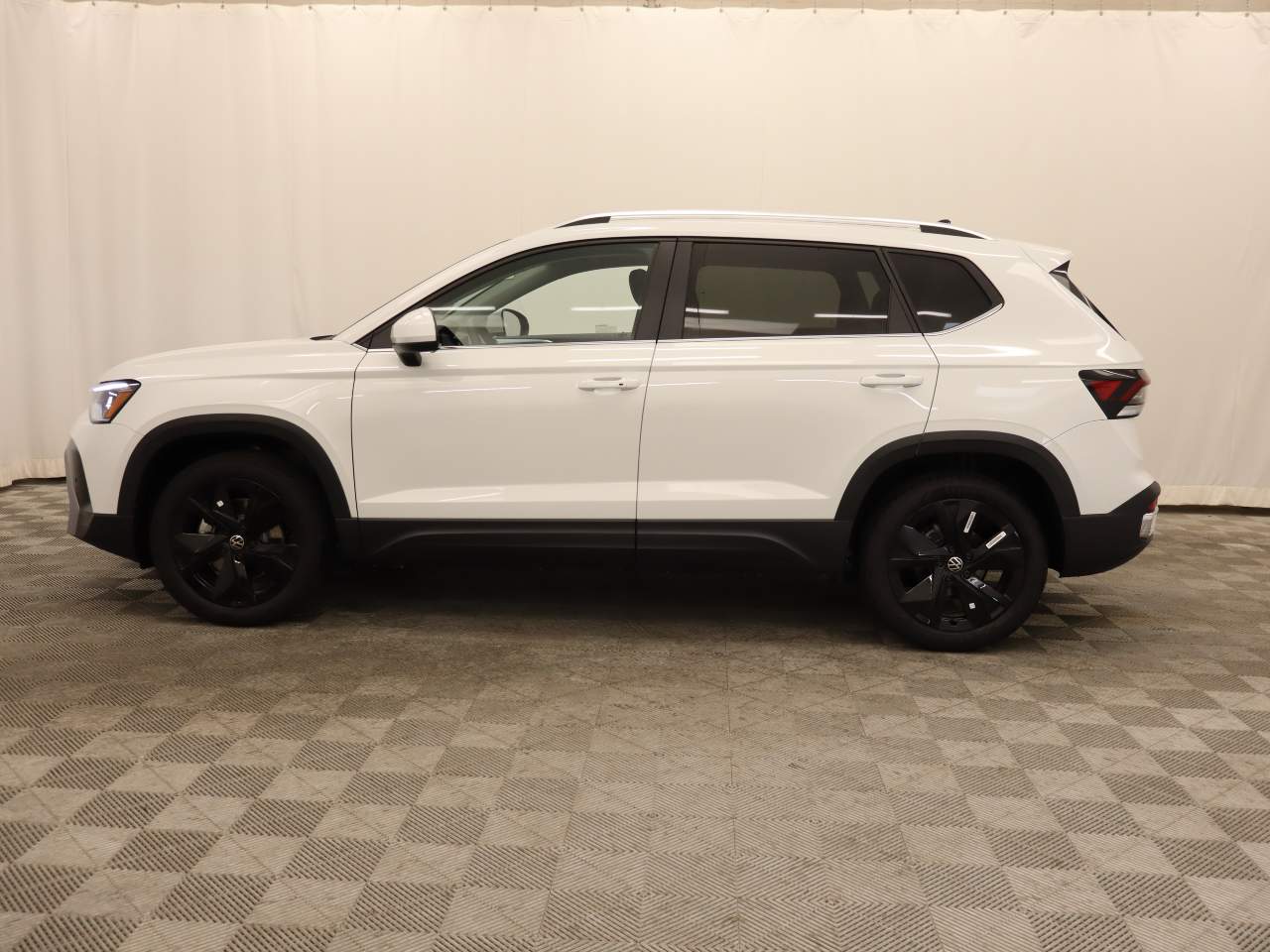 2025 Volkswagen Taos SE photo 2