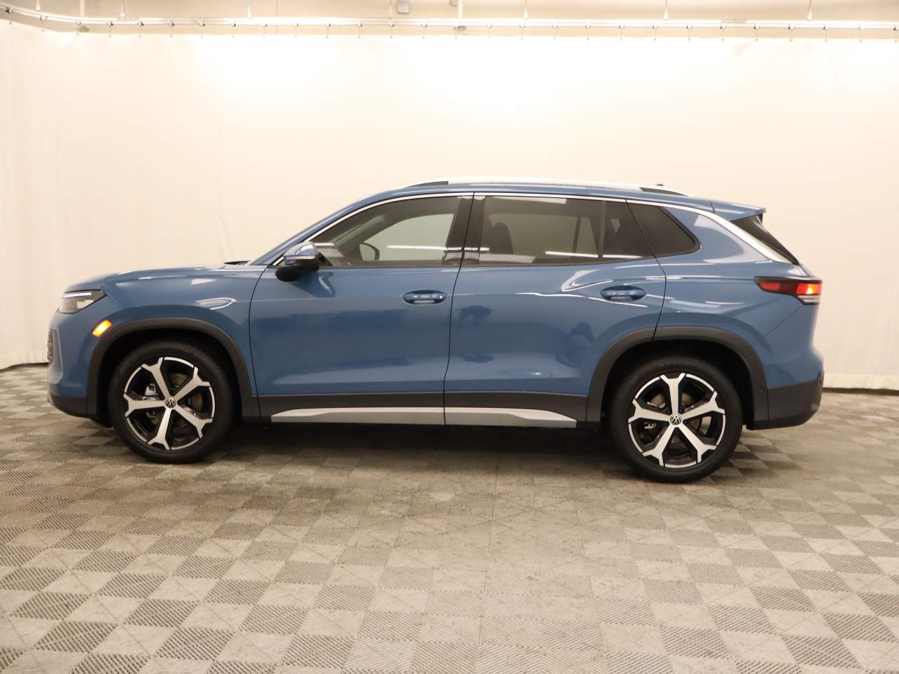 2026 Volkswagen Tiguan SE photo 3