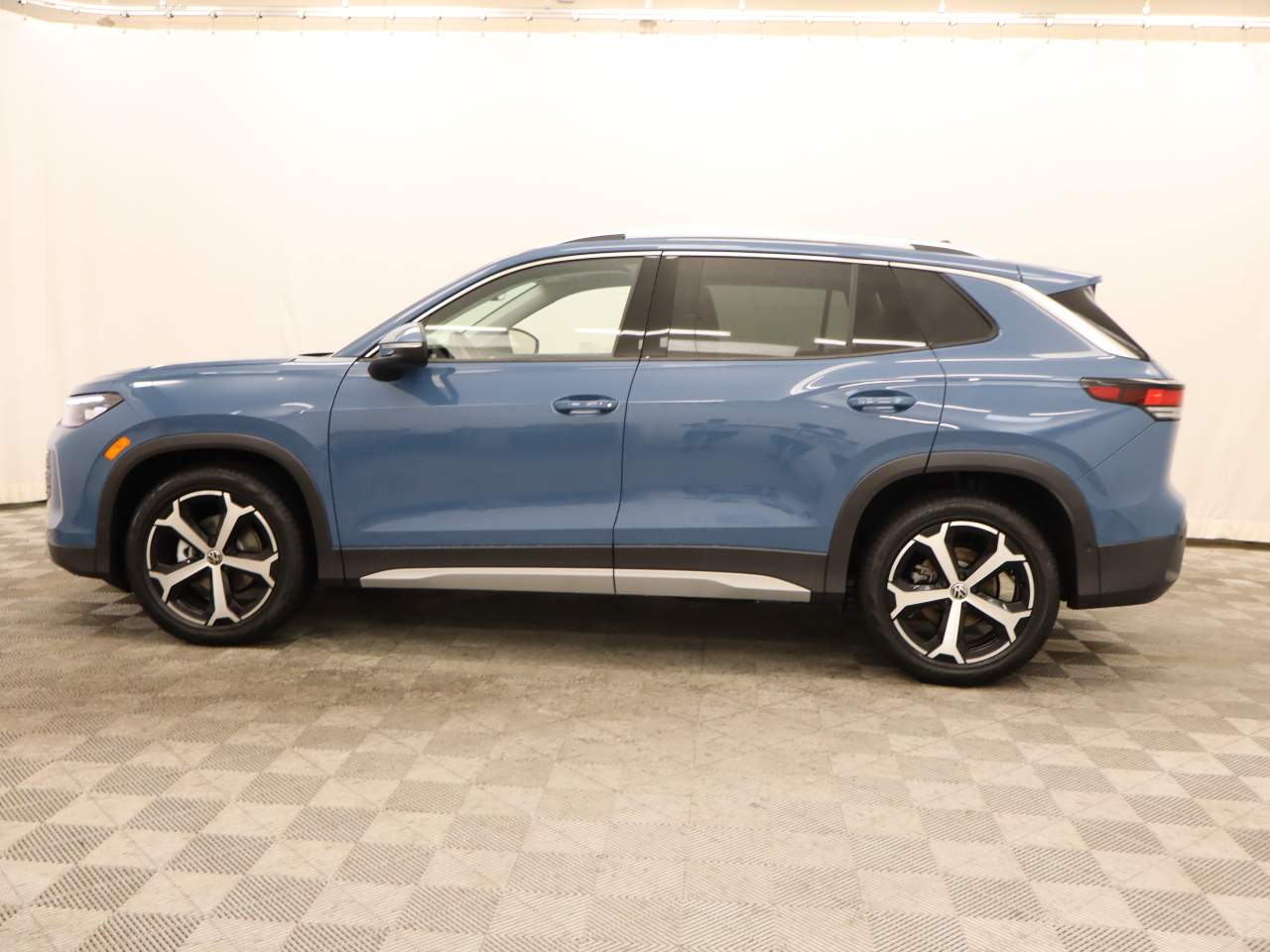 2025 Volkswagen Tiguan SE photo 2
