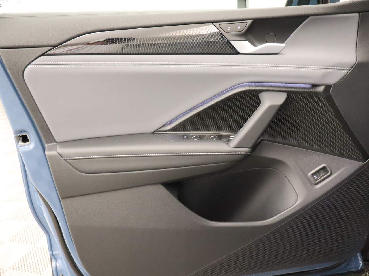 2025 Volkswagen Tiguan SE photo 2
