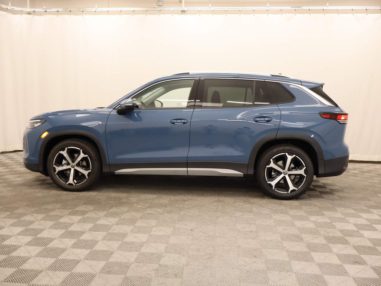 2025 Volkswagen Tiguan SE photo 3