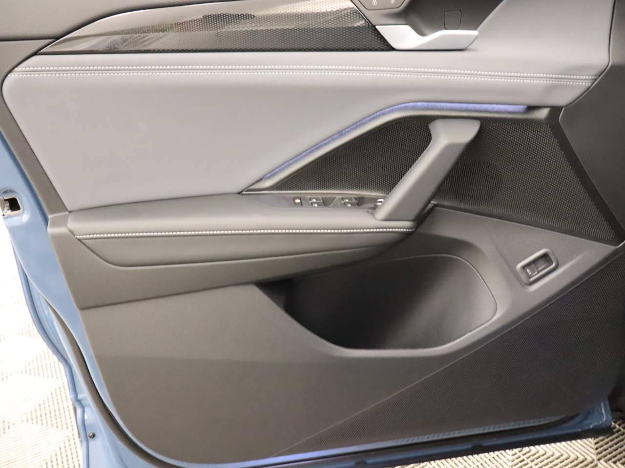 2025 Volkswagen Tiguan SE photo 2