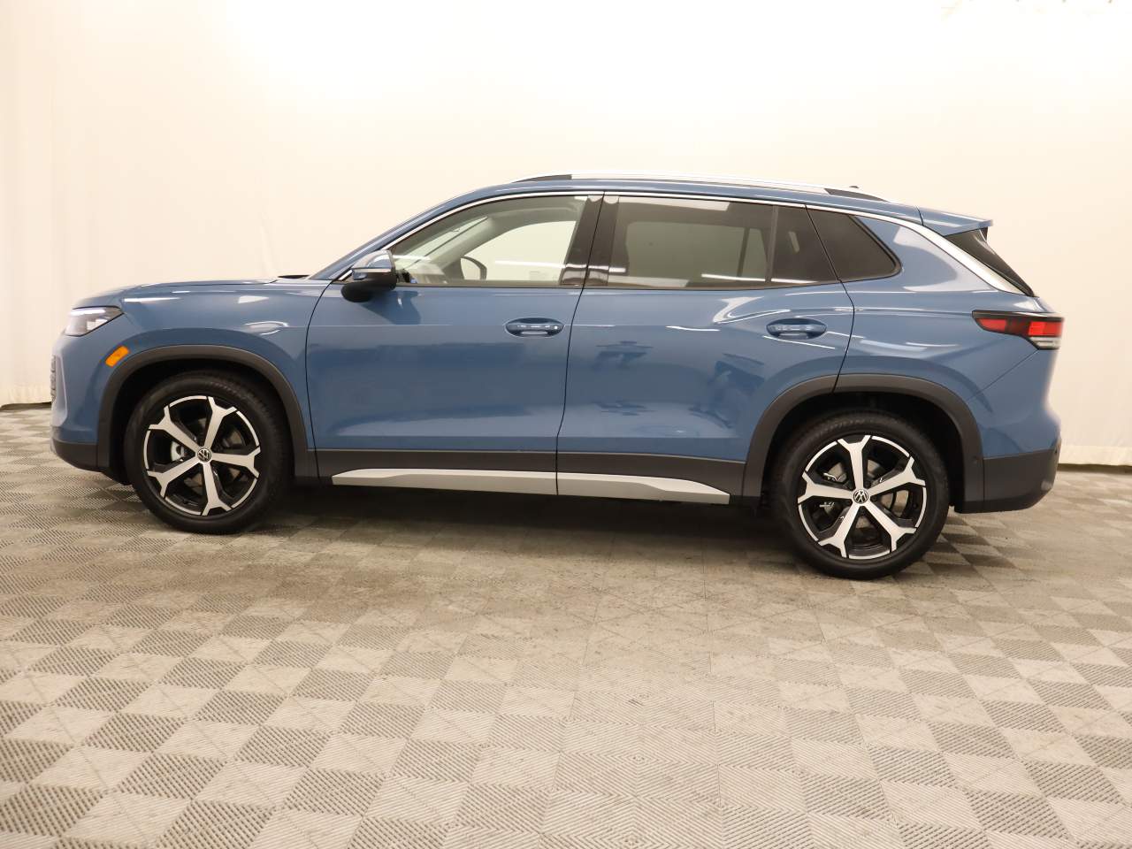 2025 Volkswagen Tiguan SE photo 3
