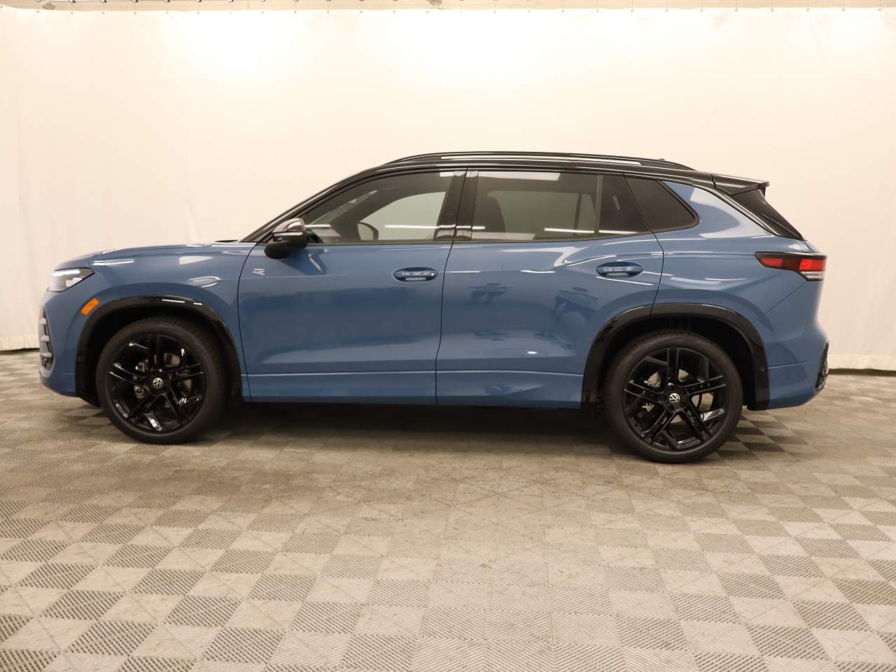 2025 Volkswagen Tiguan SE R-Line Black