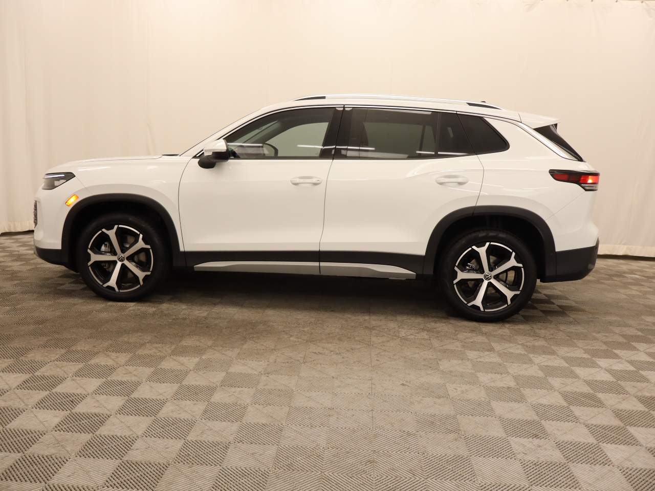 2025 Volkswagen Tiguan SE photo 2