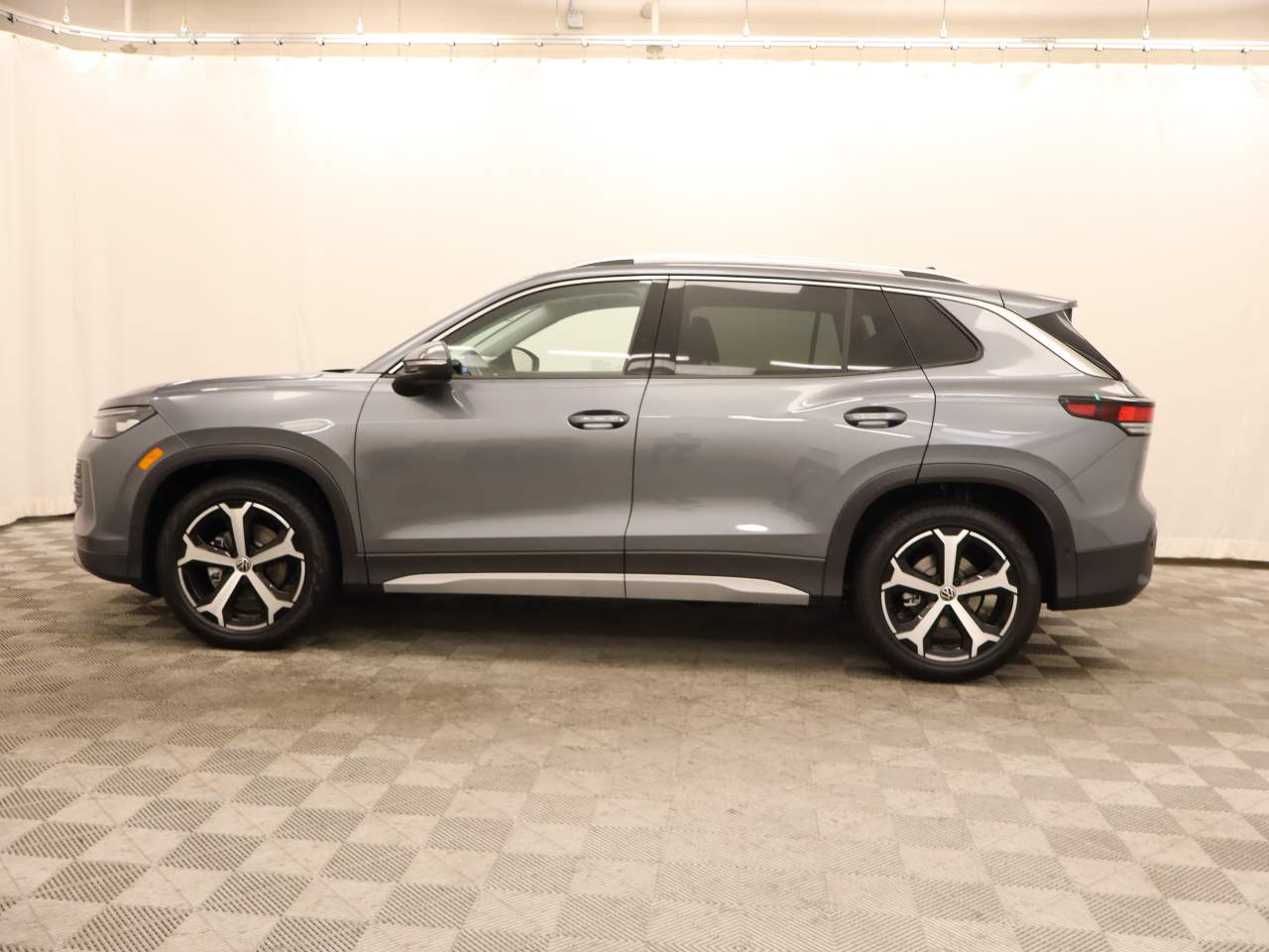 2025 Volkswagen Tiguan SE photo 3