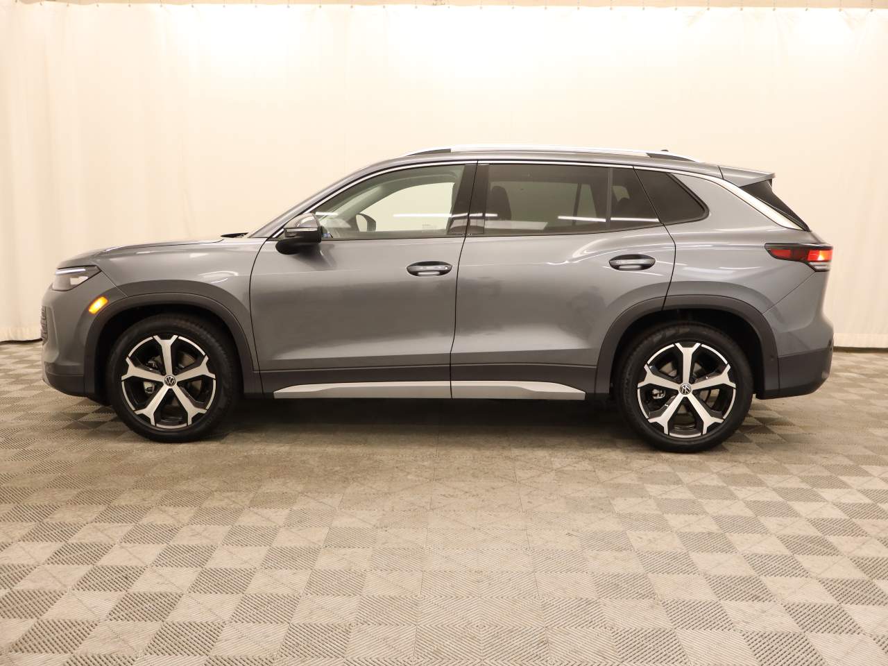 2025 Volkswagen Tiguan SE photo 3