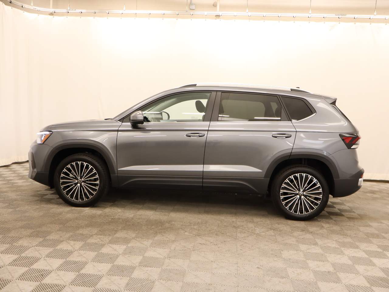 2025 Volkswagen Taos SE photo 3