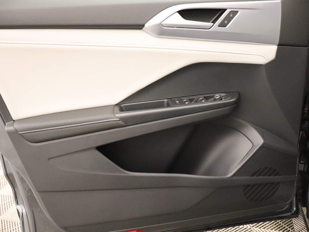2025 Volkswagen Taos SE photo 2