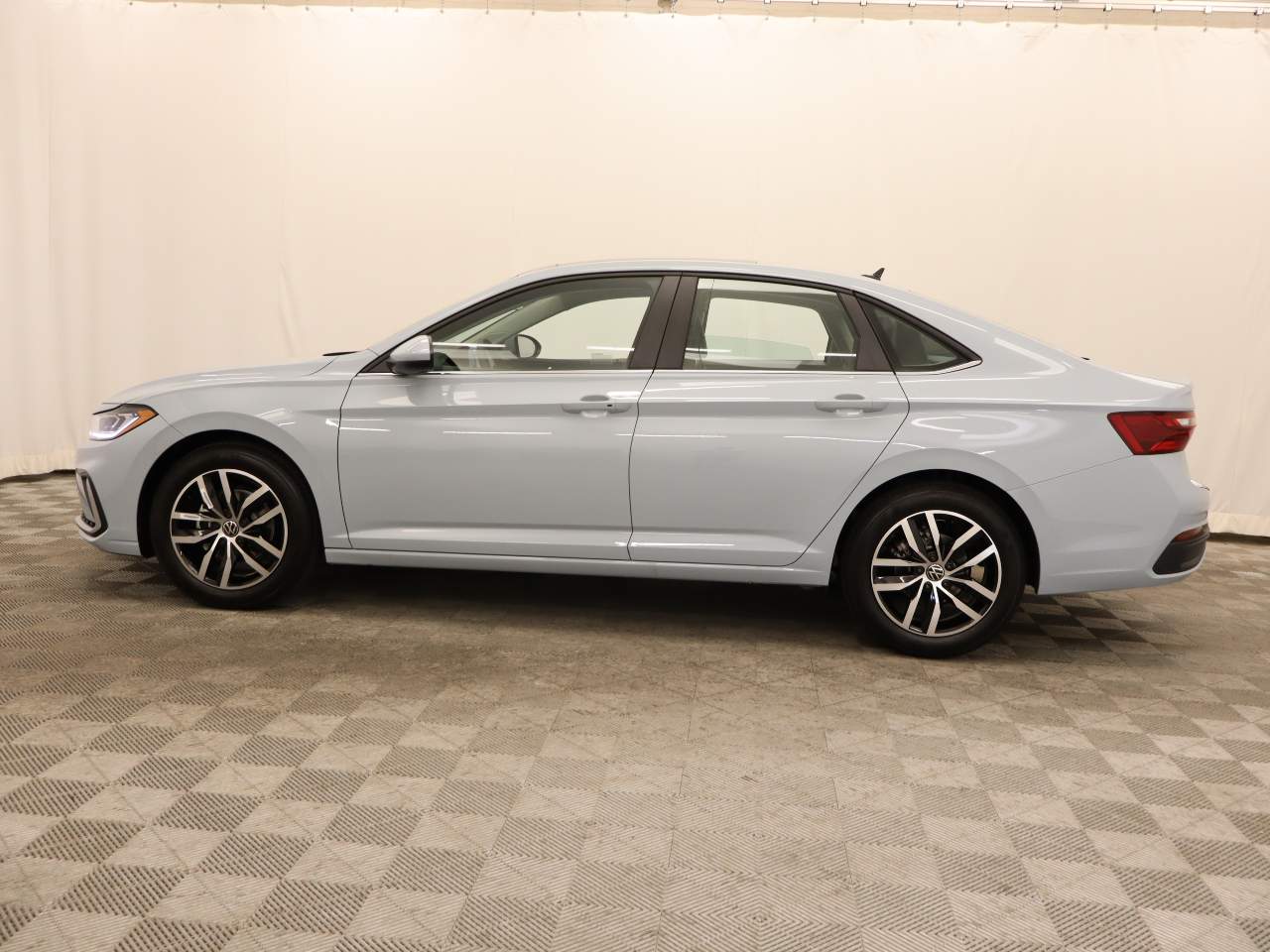 2025 Volkswagen Jetta SE photo 2