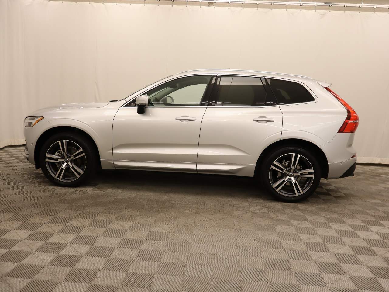 2019 Volvo XC60 T5 Momentum photo 3