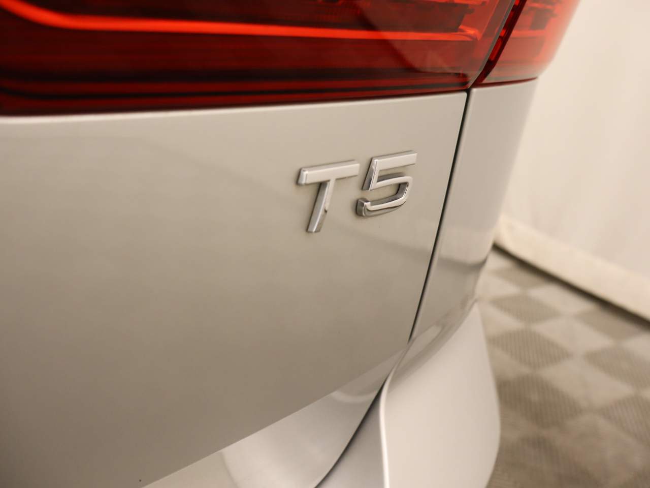 2019 Volvo XC60 T5 Momentum photo 2