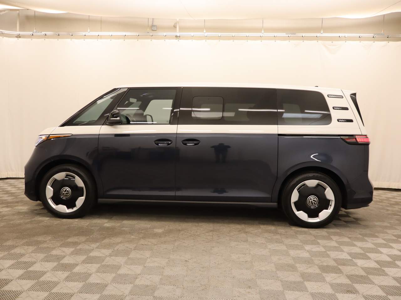 2025 Volkswagen ID. Buzz Pro S Plus 4dr Mini-Van