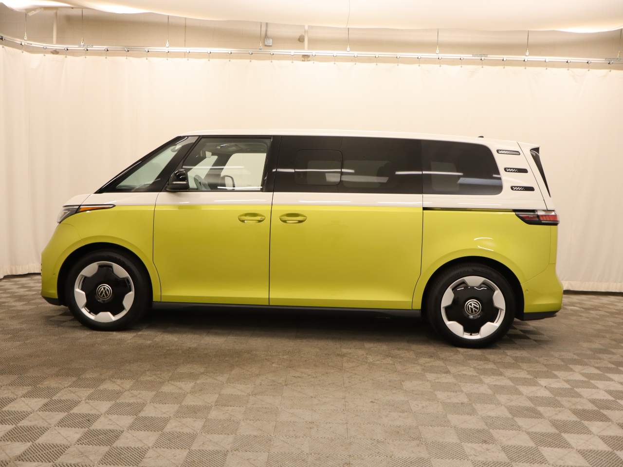 2025 Volkswagen ID. Buzz Pro S Plus 4Motion 4dr Mini-Van