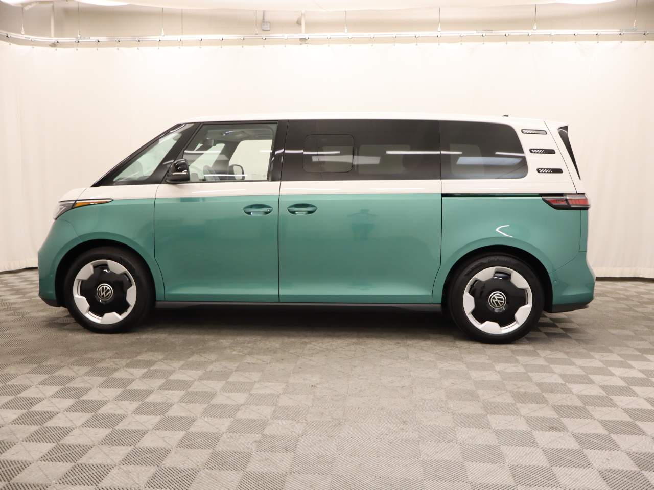 2025 Volkswagen ID. Buzz Pro S Plus 4dr Mini-Van