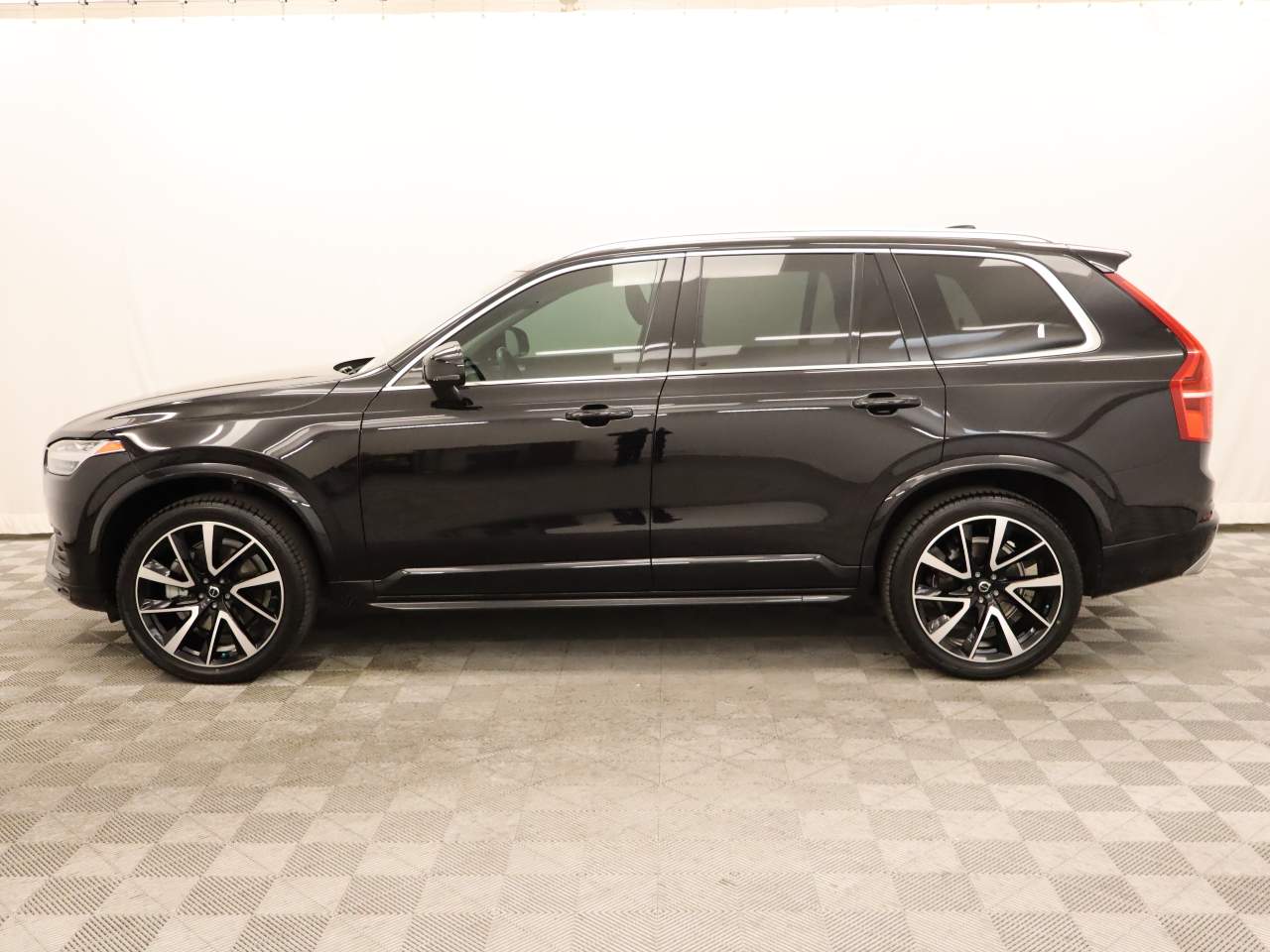 2020 Volvo XC90 T6 Momentum 6-Passenger