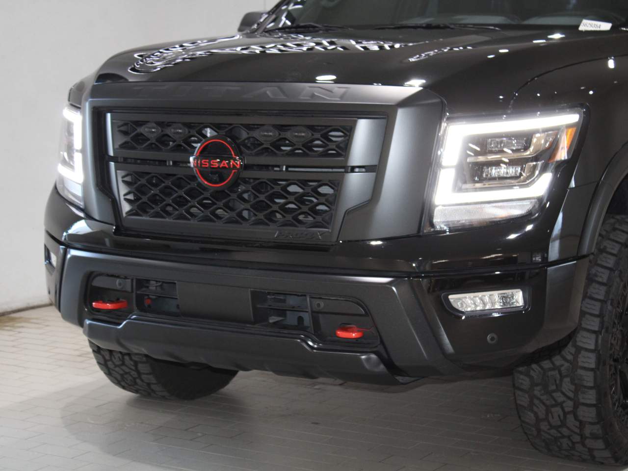 2024 Nissan Titan PRO-4X Crew Cab photo 3