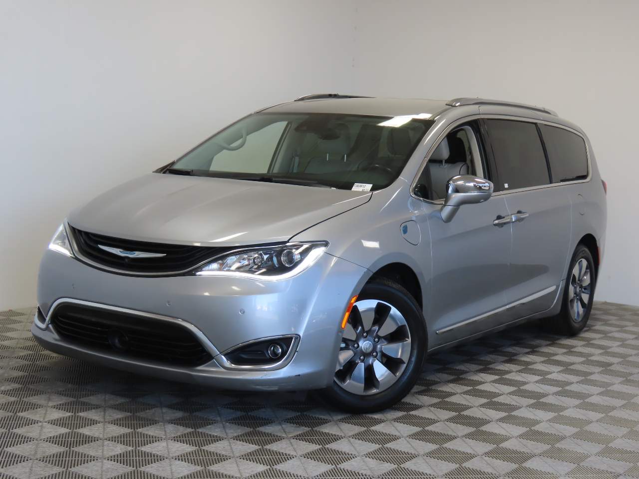 2018 Chrysler Pacifica Hybrid Limited's photo