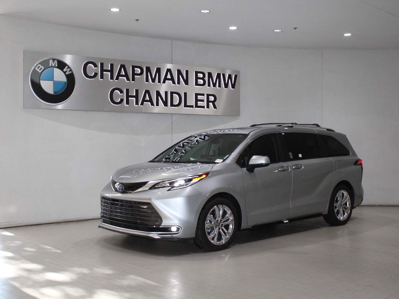 2024 Toyota Sienna Platinum's photo