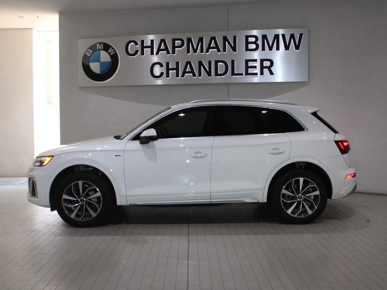 View vehicle photo 3