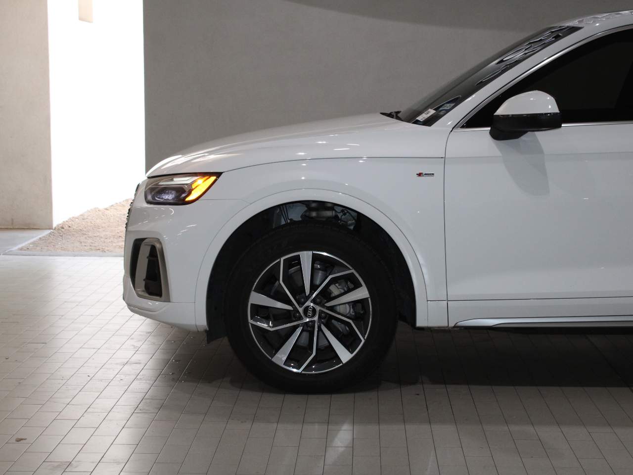 View vehicle photo 4