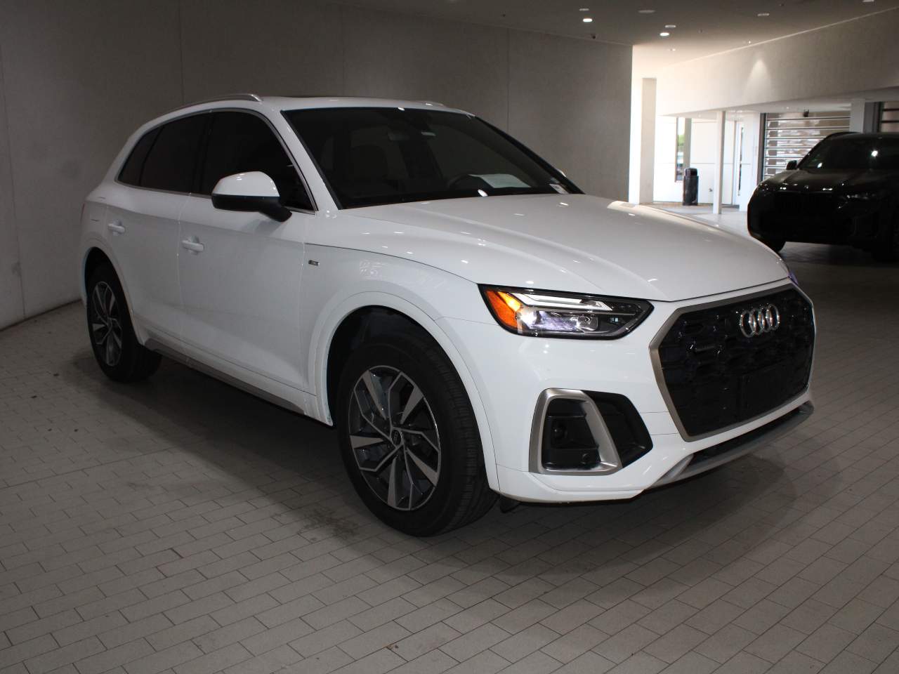 View vehicle photo 7