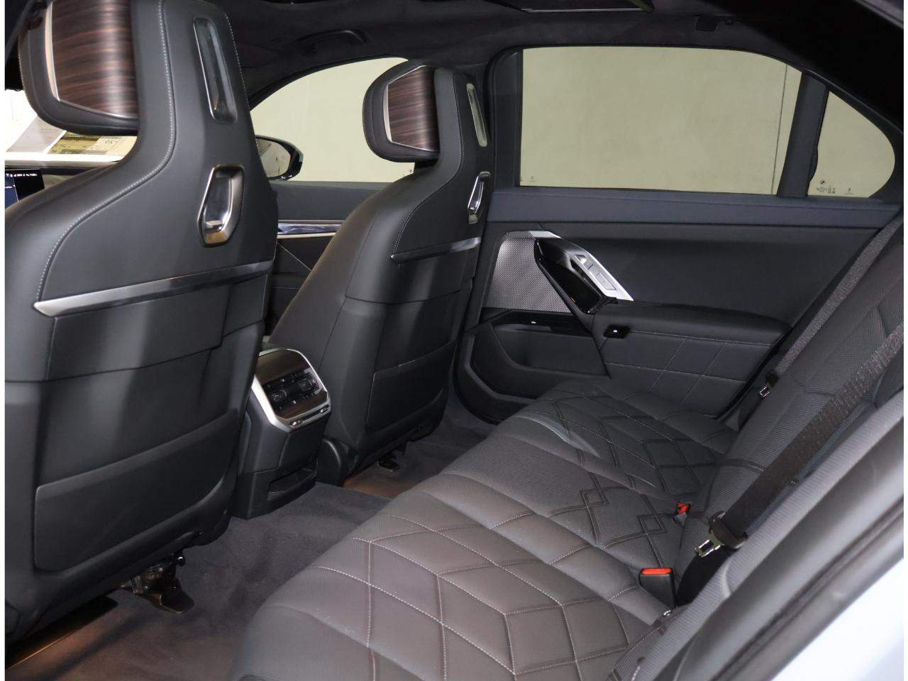 2026 BMW 7 Series 760i - Photo 16