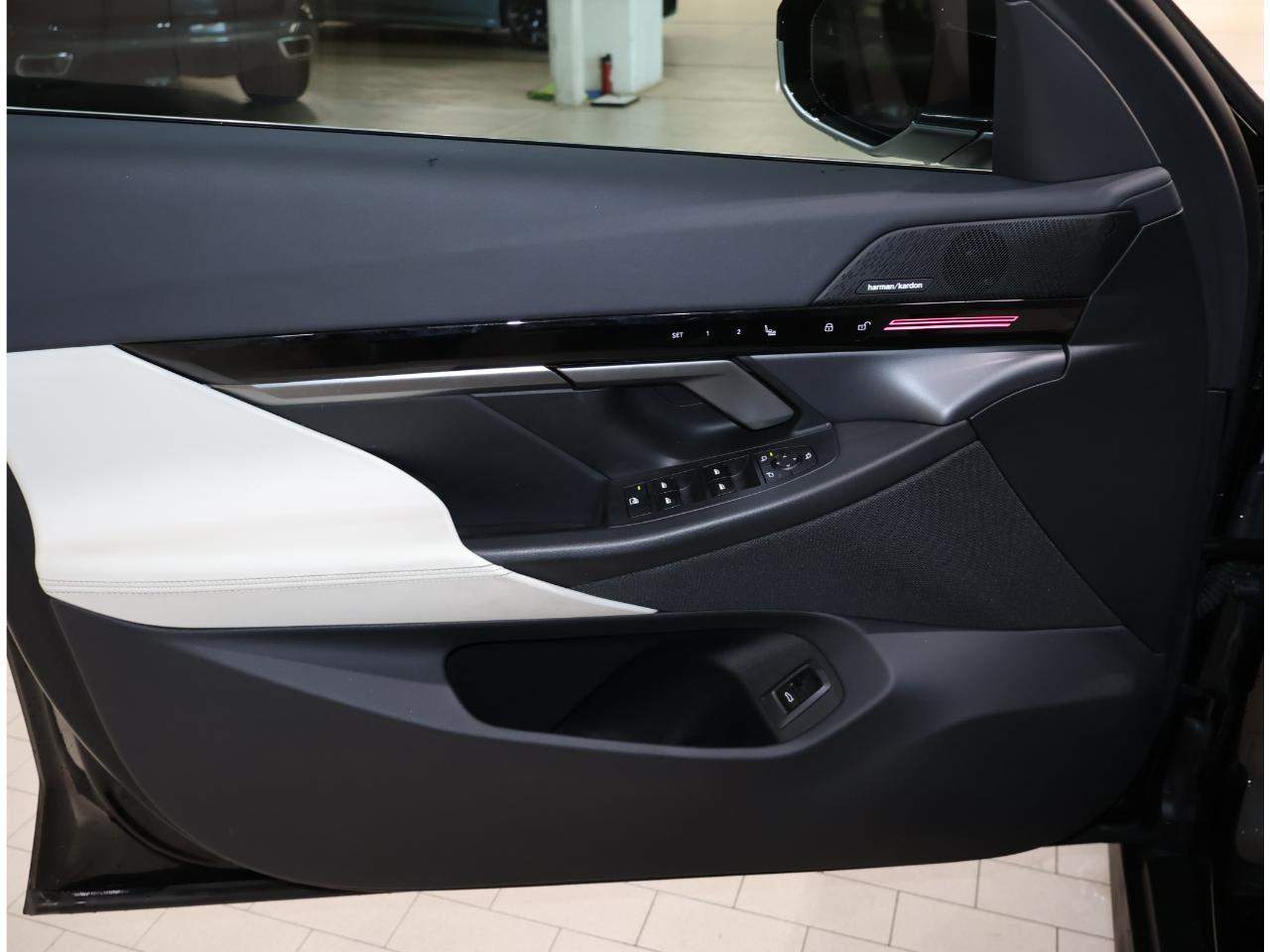 2025 BMW 5 Series 530i - Photo 10