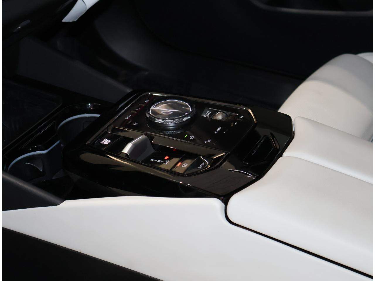 2025 BMW 5 Series 530i - Photo 12