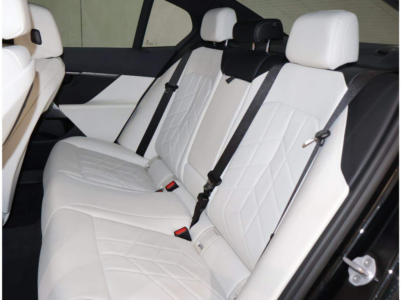 2025 BMW 5 Series 530i - Photo 17