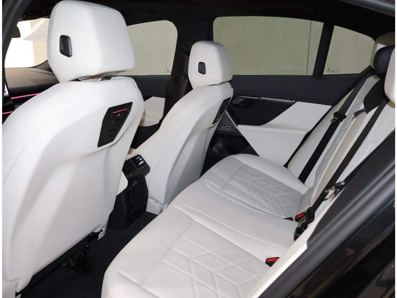 2025 BMW 5 Series 530i - Photo 16