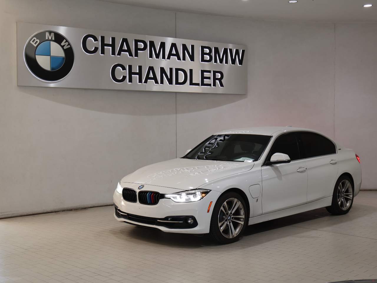 2018 BMW 3 Series 330e iPerformance Sedan's photo