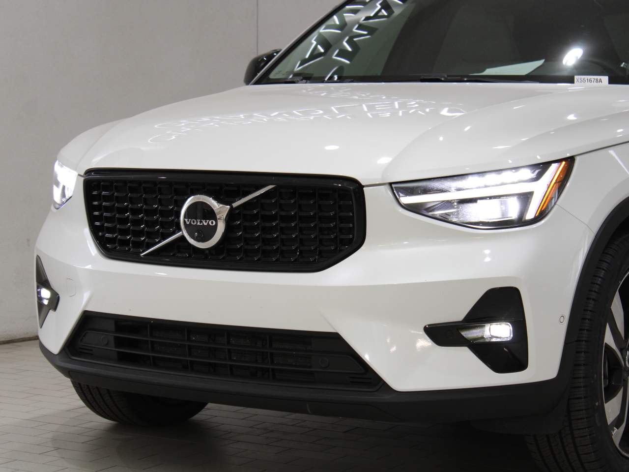 2023 Volvo XC40 B5 Ultimate Dark Theme