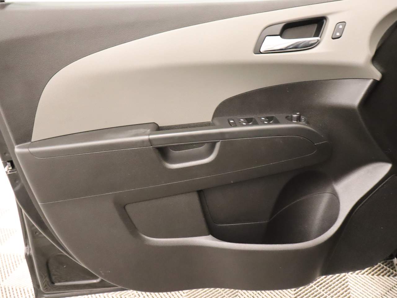 2016 Chevrolet Sonic LT - Photo 17