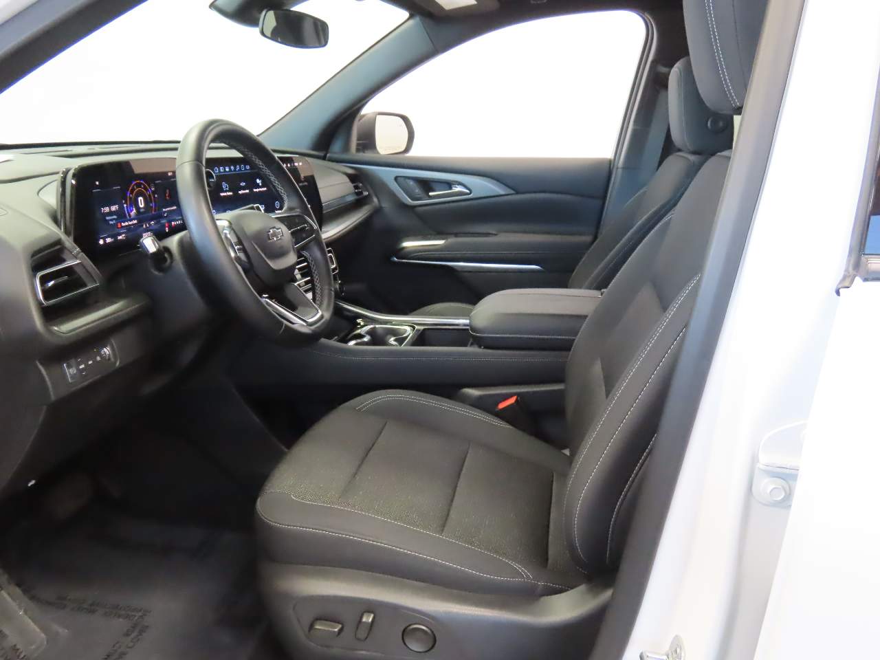 2025 Chevrolet Traverse LT - Photo 13