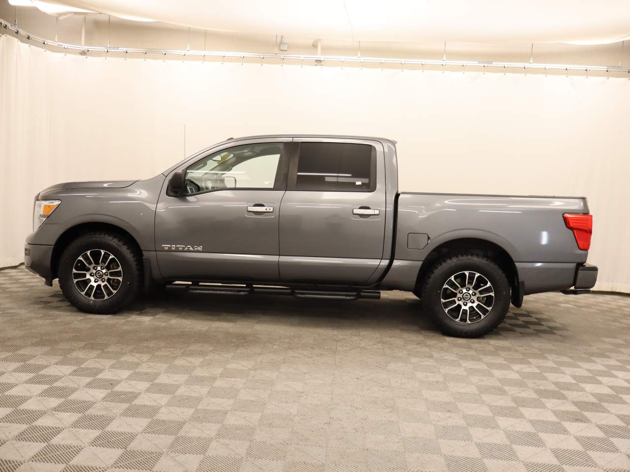 2021 Nissan Titan SV Crew Cab photo 2