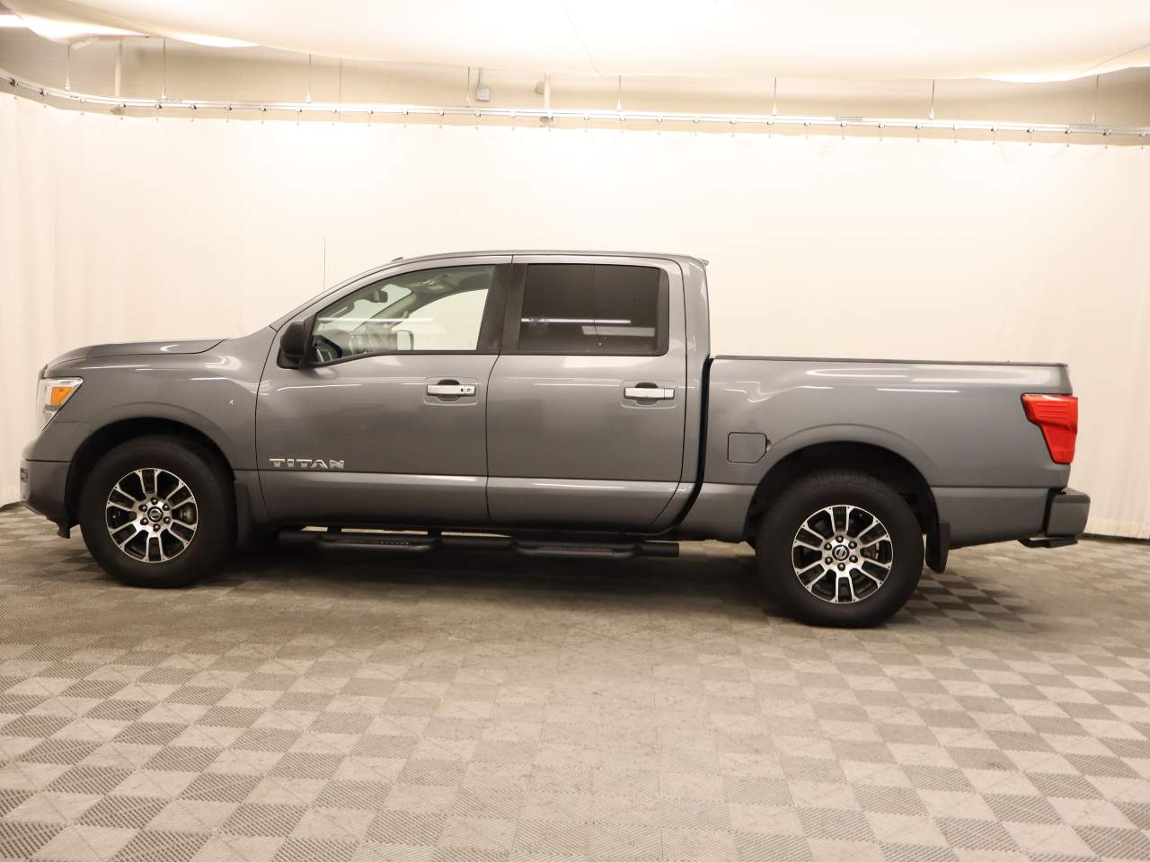 2021 Nissan Titan SV Crew Cab photo 2
