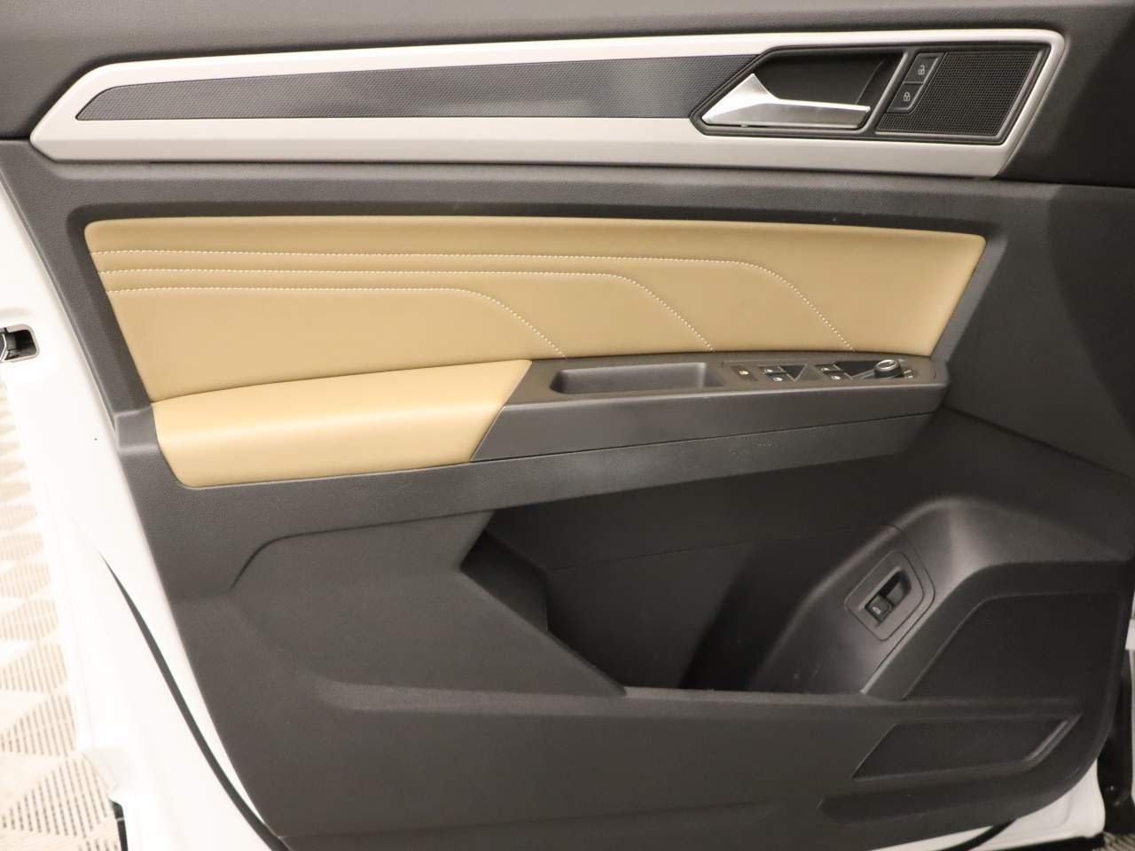 2023 Volkswagen Atlas Cross Sport SE w/Tech - Photo 17