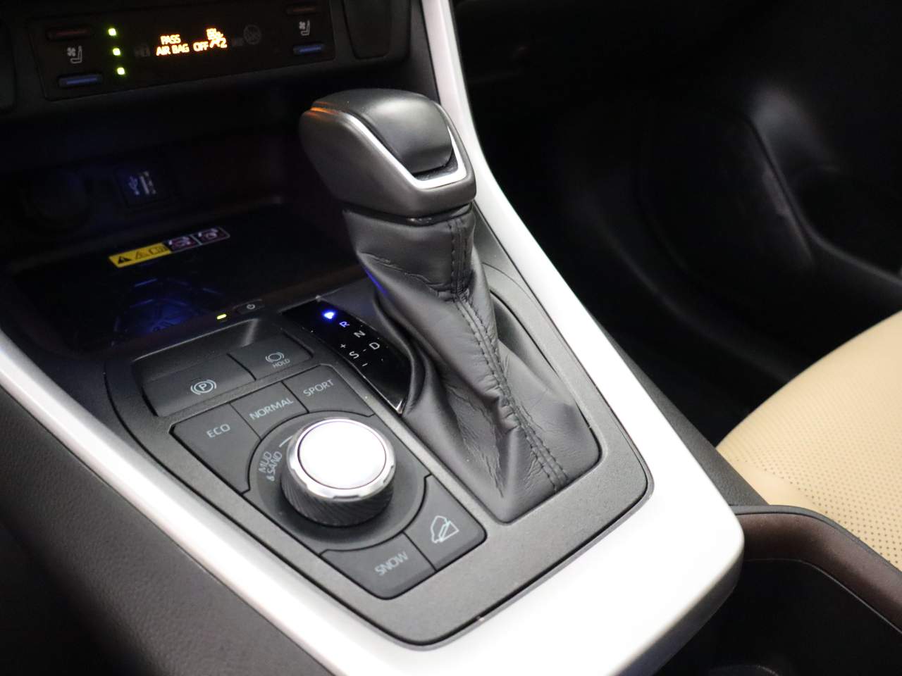 2025 Toyota RAV4 Limited - Photo 9