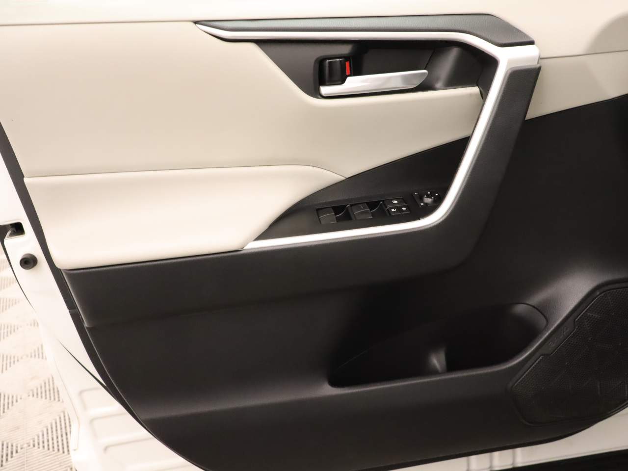 2021 Toyota RAV4 XLE - Photo 17