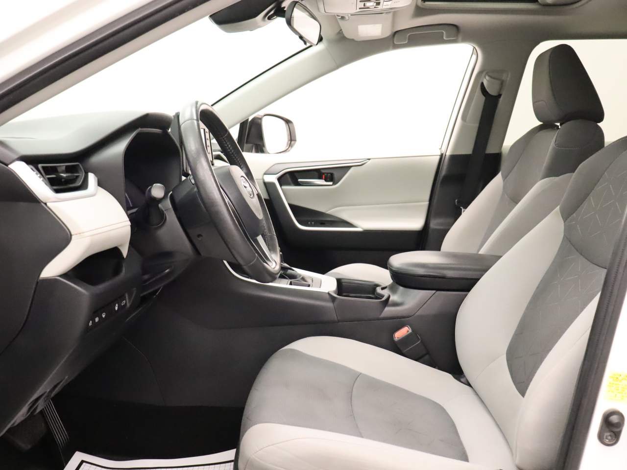 2021 Toyota RAV4 XLE - Photo 15