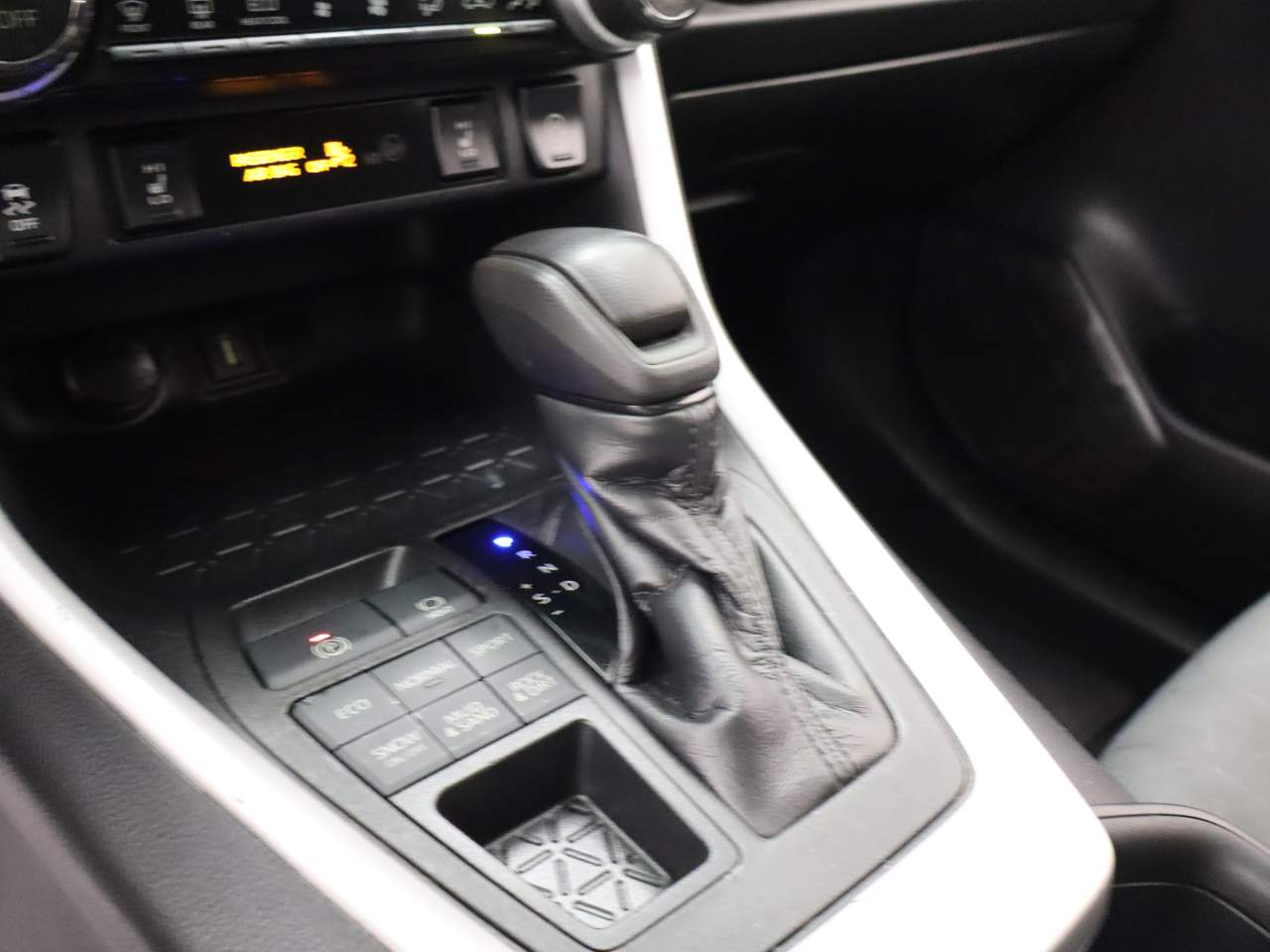 2021 Toyota RAV4 XLE - Photo 9