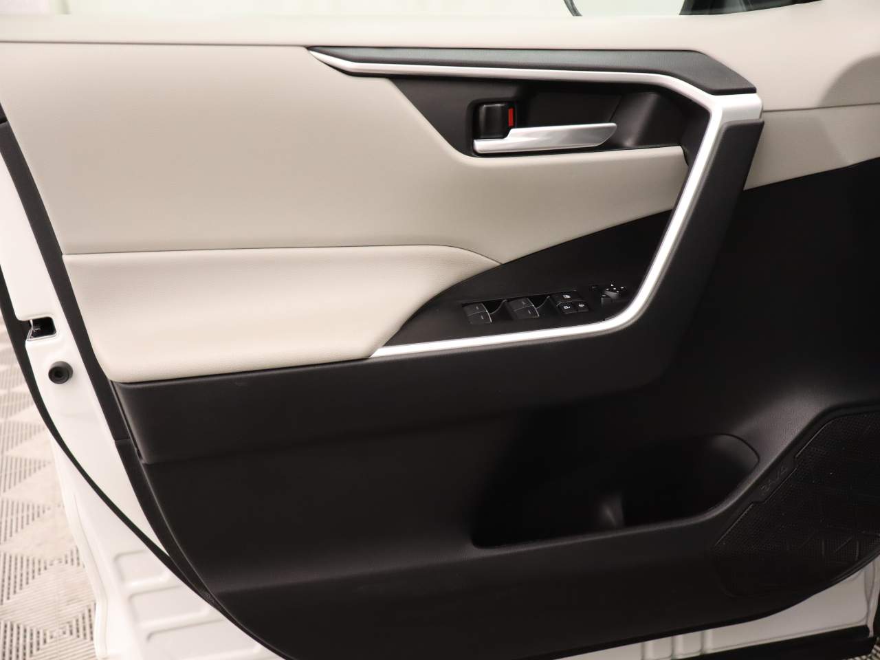 2023 Toyota RAV4 XLE - Photo 17