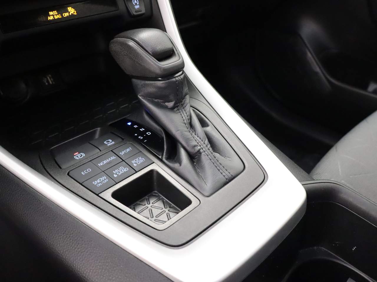 2023 Toyota RAV4 XLE - Photo 9