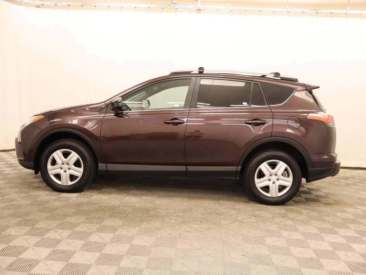 2017 Toyota RAV4 LE photo 3