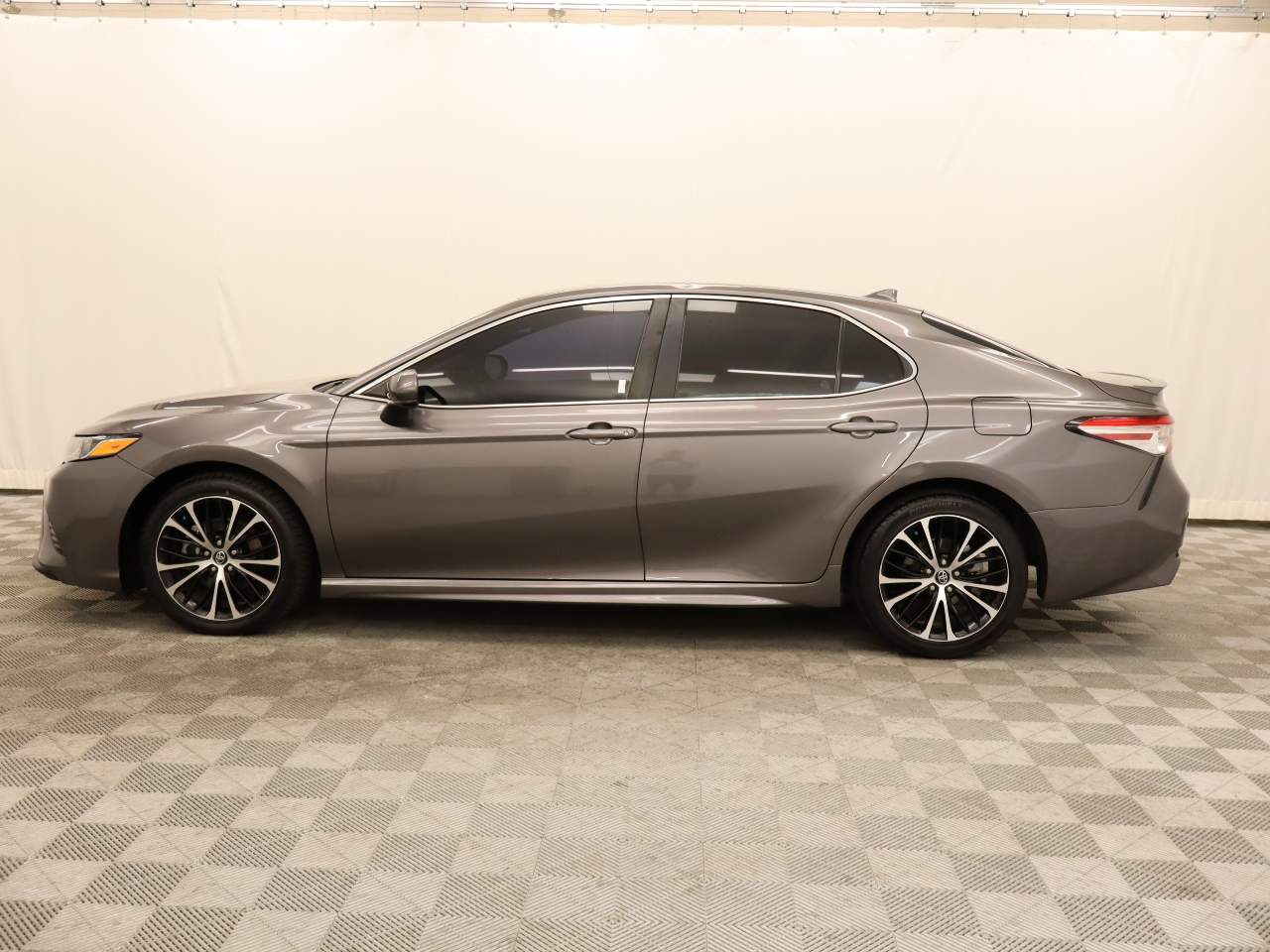 Used 2020 Toyota Camry SE with VIN 4T1G11AK8LU331290 for sale in Scottsdale, AZ