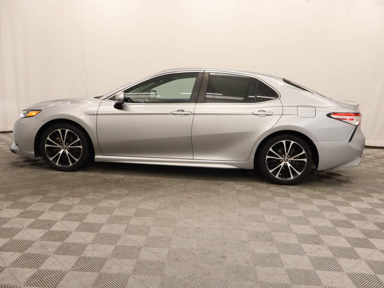 2020 Toyota Camry Hybrid SE