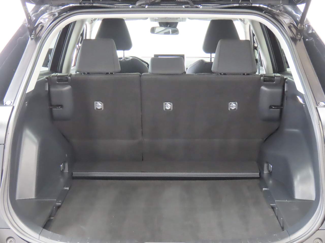 2025 Toyota RAV4 LE - Photo 16